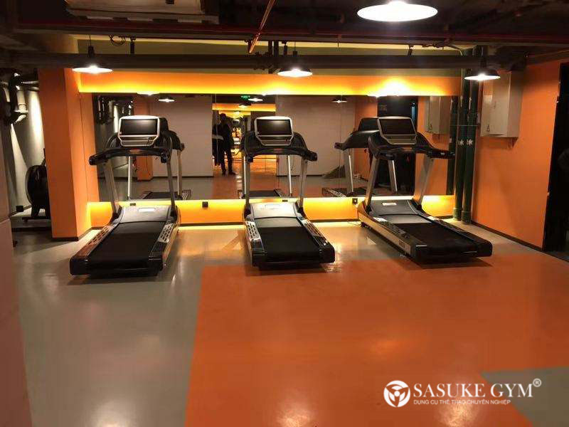 Mang giày khi chạy máy chạy bộ