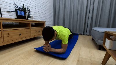 Tập cơ bụng với thảm yoga